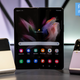 El Samsung Galaxy Fold 3 escoltado por dos Galaxy Flip.